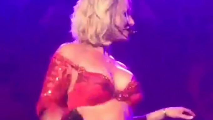 观看britney Spears在这个热辣的视频中脱身