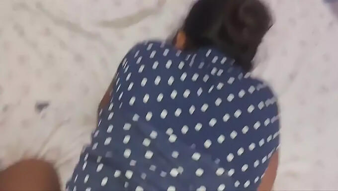 紧致的desi Bhabhi阴道被猛烈地操