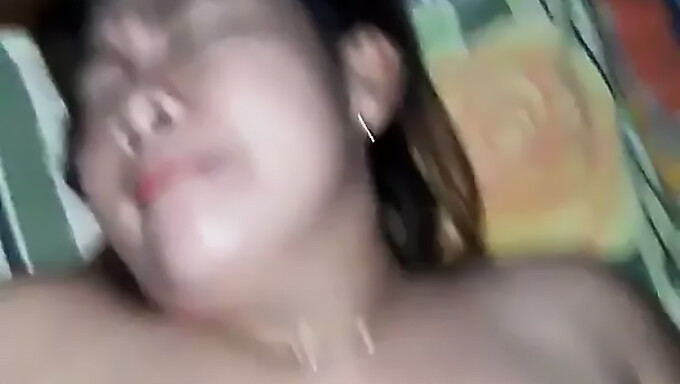 观看这位拥有大自然乳房的印度尼西亚美女,热爱口交快感